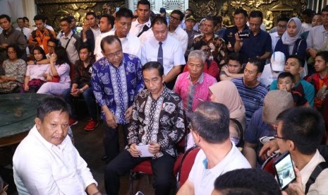 Presiden Jokowi melakukan konferensi pers usai bertemu keluarga korban jatuhnya Lion Air di Bandara Soekarno-Hatta, Senin (29/10). 