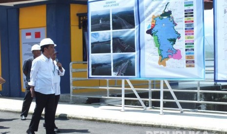 Presiden Jokowi melakukan kunjungan lapangan ke bendungan Jatigede, Kabupaten Sumedang (17/3). 