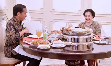 Presiden Jokowi bertemu dengan Megawati Soekarnoputri. FX Rudy sebut isu keretakan Jokowi-Megawati akan 'digoreng' terus di tahun politik.