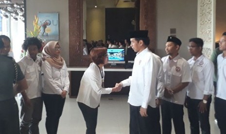 Presiden Jokowi melakukan pertemuan dengan sejumlah relawan dan tokoh masyarakat Kalsel, Senin (26/3).