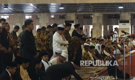 Presiden Jokowi melalukan shalat Jumat di Masjid Istiqlal, Jumat (2/3). 