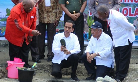 Presiden Jokowi meletakkan batu pertama pembangunan fasilitas PON 2020, di Jayapura, Papua, Sabtu (9/5).