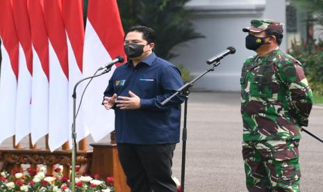 Menteri Badan Usaha Milik Negara (BUMN) Erick Thohir. Erick mengatakan vaksinasi pemerintah maupun vaksinasi gotong royong merupakan upaya Indonesia dalam mempercepat vaksinasi guna mendapatkan kekebalan komunal. Seperti program vaksinasi gotong royong, Erick menegaskan vaksinasi gotong royong untuk individu pun gratis bagi para karyawan.