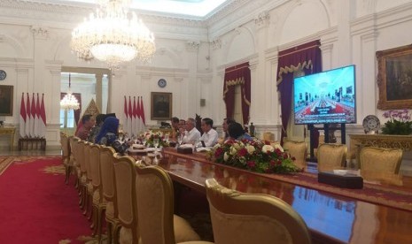 Presiden Jokowi memanggil Gubernur DKI Jakarta, Gubernur Jawa Barat, dan Gubernur Banten untuk membahas kelanjutan penanganan banjir, Rabu (8/1). Presiden Jokowi minta pemda segera merelokasi rumah penduduk yang terdampak longsor.