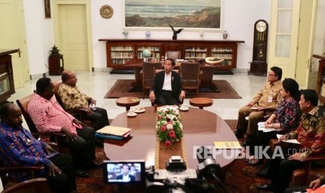 Presiden Jokowi memanggil Gubernur Papua, Bupati Asmat dan Bupati Nduga membahas penanganan masalah kesehatan di Istana Kepresidenan Bogor, Jawa Barat, Selasa (23/1). 