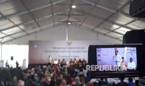 Presiden Jokowi membagi-bagikan Kartu Indonesia Pintar, Program Keluarga Harapan (PKH), dan Bantuan Sosial (Bansos) di Lapangan Dr Murjadi, Banjarbaru, Senin (26/3). 