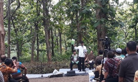 Presiden Jokowi membagikan izin pemanfaatan hutan jati di Desa Dungus, Madiun, Senin (6/11)