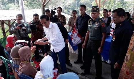 Presiden Jokowi membagikan sembako kepada warga di Jalan Ahmad Yani, Gang Lengkong Pesantren 2, Desa Lengkong Sari, Kecamatan Tawang, Tasikmalaya, Jumat (9/6)