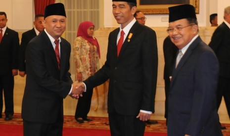 Presiden Jokowi memberi ucapan selamat kepada Kepala Staf Kepresidenan Teten Masduki.