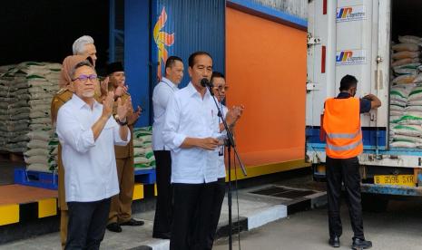 Presiden Jokowi memberikan keterangan pers di Sukoharjo usai menyampaikan bansos kepada masyarakat, Senin (10/4/2023).