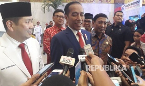 Presiden Jokowi memberikan keterangan pers usai menghadiri Rapimnas II Partai Perindo, Rabu (21/3).