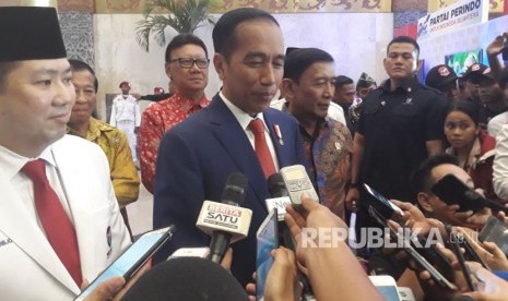 Presiden Jokowi memberikan keterangan pers usai menghadiri Rapimnas II Partai Perindo, Rabu (21/3).