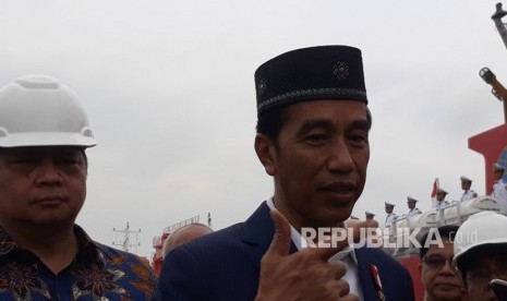 Presiden Jokowi memberikan keterangan pers usai meninjau pelabuhan di kawasan industri JIIPE, Gresik, Jawa Timur, Jumat (9/3).