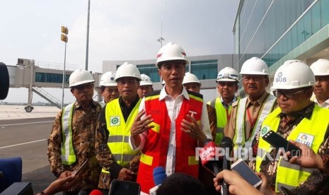 Presiden Jokowi memberikan keterangan pers usai meninjau pengerjaan Bandara Kertajati, Selasa (17/4). 