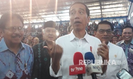 Presiden Jokowi memberikan keterangan terkait sertifikat tanah di Indonesia, Senin (26/3). 