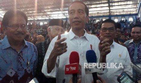 Presiden Jokowi memberikan keterangan terkait sertifikat tanah di Indonesia, Senin (26/3). 