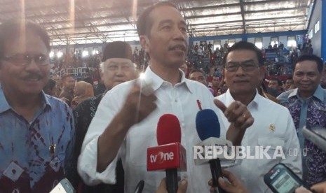 Presiden Jokowi memberikan keterangan terkait sertifikat tanah di Indonesia, Senin (26/3). 