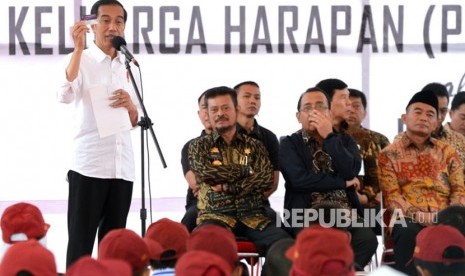 Presiden Jokowi memberikan KIP di Kabupaten Gowa, Sulawesi Selatan, Kamis (15/2).