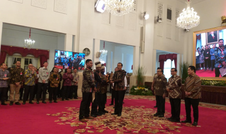 Presiden Jokowi memberikan penghargaan Festival Gapura Cinta Negeri. 