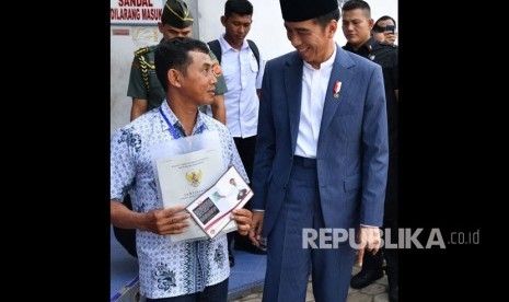 Presiden Jokowi memberikan sertifikat tanah di Provinsi Sumatera Barat, Senin (21/5).