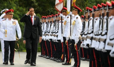 Presiden Jokowi memeriksa pasukan kehormatan di Istana Kepresidenan Singapura, Selasa (28/7).