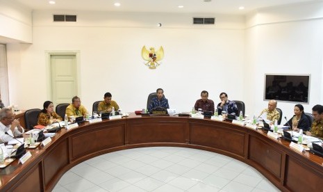 Presiden Jokowi memimpin rapat kabinet. 