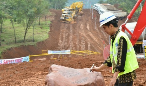 Presiden Jokowi menandatangani prasasti proyek kereta cepat.