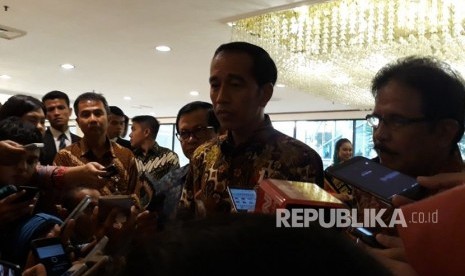 Presiden Jokowi menanggapi sejumlah pertanyaan awak media di Hotel Grand Sahid Jaya, Jakarta, Rabu (10/1). 