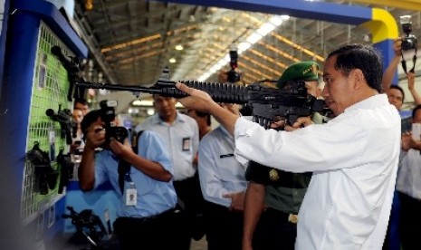 Presiden Jokowi mencoba senjata laras panjang buatan PT Pindad (Persero) di Bandung, Senin (12/1).