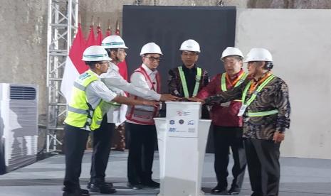 President Jokowi approved the construction project of Phase 1 Mass Rapid Transit (MRT) of Jakarta across east-west, namely from Medan Satria (Bekasi City) to Tomang (West Jakarta) along 24.5 kilometers at MH Thamrin Station, Central Jakarta, Wednesday (11/9/2024).