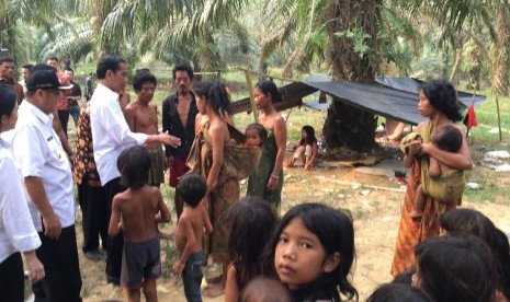 Presiden Jokowi menemui Suku Anak Dalam.