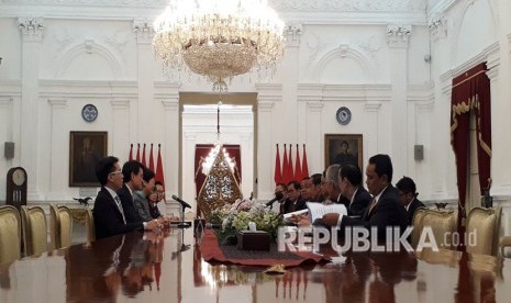 Presiden Jokowi menerima kunjungan kehormatan Chief Executive Hong Kong Mrs. Carrie Lam di Istana Negara, Jakarta, Rabu (25/4). 