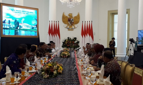 Presiden Jokowi menerima para bupati di Istana Kepresidenan Bogor, Jawa Barat, Kamis (5/7).   