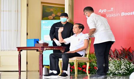 Presiden Jokowi menerima suntikan booster dosis kedua Covid-19 di Istana Kepresidenan Bogor, Jawa Barat, Kamis (24/11). Vaksin booster kedua yang disuntikkan untuk Presiden menggunakan vaksin Indovac.