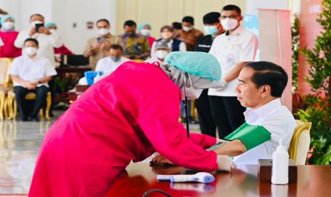 Presiden Jokowi saat menerima suntikan booster dosis kedua Covid-19 di Istana Kepresidenan Bogor, Jawa Barat (ilustrasi) 