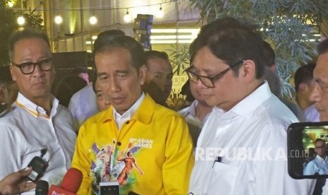 Presiden Jokowi mengenakan jaket kuning berlambang Asian Games, Rabu (23/5). 