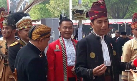 Presiden Jokowi mengenakan pakaian adat Kalsel saat upacara peringatan HUT ke-72 RI di Istana Negara