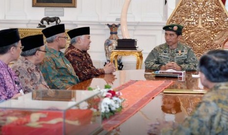 Presiden Jokowi mengenakan seragam Kostrad menemui pimpinan PP Muhammadiyah.