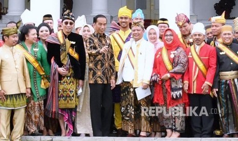 Presiden Jokowi menggelar pertemuan dengan raja dan sultan se-Indonesia di Istana Kepresidenan, Bogor, Kamis (4/1). 