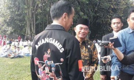   President Joko Widodo (Jokowi) wears jacket bearing the Asian Games 2018 logo when receiving representatives of high school student organization (OSIS), at the Bogor Presidential Palace, West Java Province, Thursday.