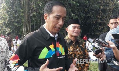 Presiden Jokowi menggunakan jaket bertuliskan Asian Games di bagian belakang saat bertemu perwakilan Osis seluruh Indonesia di Istana Kepresidenan, Bogor, Kamis (3/5).