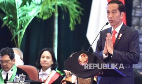 Presiden Joko Widodo (Jokowi) menghadiri Dies Natalis UGM, Selasa (19/12). 