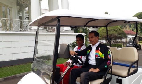 Presiden Jokowi mengundang Lalu Muhammad Zohri, sprinter juara dunia U20 di Istana Kepresidenan Bogor, Jawa Barat, Rabu (18/7). 