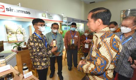 Presiden Jokowi mengunjungi beberapa booth dan berdialog dengan mitra binaan perusahaan, salah satunya booth Asia Pulp & Paper (APP) Sinar Mas yang membina petani madu dan kopi untuk berkembang.