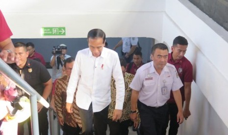 Presiden Jokowi meninjau arus mudik di Stasiun Senen, Jumat (31/5). 