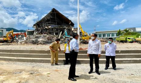 Presiden Jokowi meninjau Kantor Gubernur Sulawesi Barat yang mengalami kerusakan karena gempa di Mamuju, Provinsi Sulawesi Barat, Selasa (19/1).   