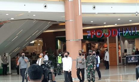 Presiden Jokowi meninjau kesiapan prosedur kenormalan baru di Mal Summarecon, Bekasi, Jawa Barat, Selasa (26/5). 