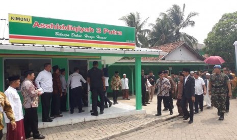 Presiden Jokowi meninjau Kois Modern NU (Kimonu) yang berada di pondok pesantren Asshidiqqiyah 3, Kabupaten Karawang, Rabu (6/6).