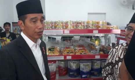 Presiden Jokowi meninjau Kois Modern NU (Kimonu) yang berada di pondok pesantren Asshidiqqiyah 3, Kabupaten Karawang, Rabu (6/6).