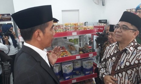 Presiden Jokowi meninjau Kois Modern NU (Kimonu) yang berada di pondok pesantren Asshidiqqiyah 3, Kabupaten Karawang, Rabu (6/6).